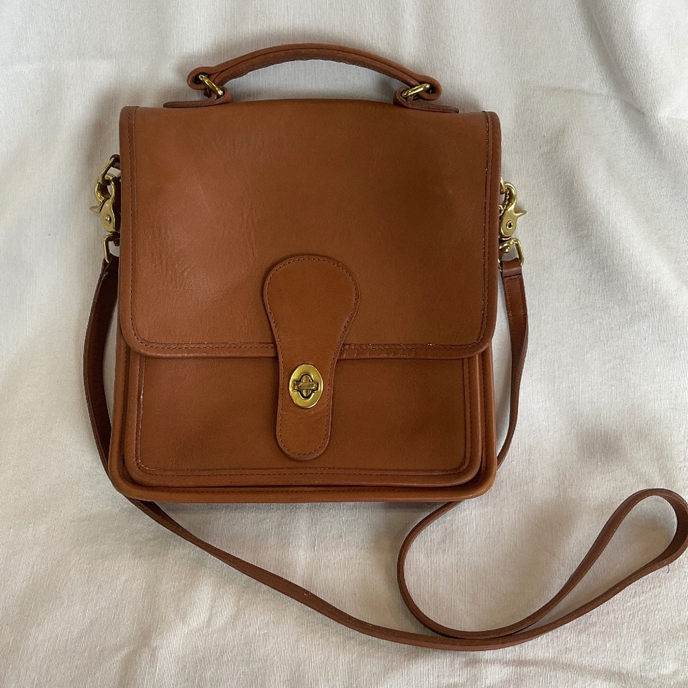 Vintage 90’s Coach British Tan/Cognac Leather Willis Station Crossbody Purse